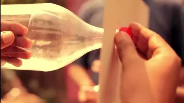 他用塑料瓶造了一個不耗電的空調，拯救了孟加拉數十萬窮困人民！
