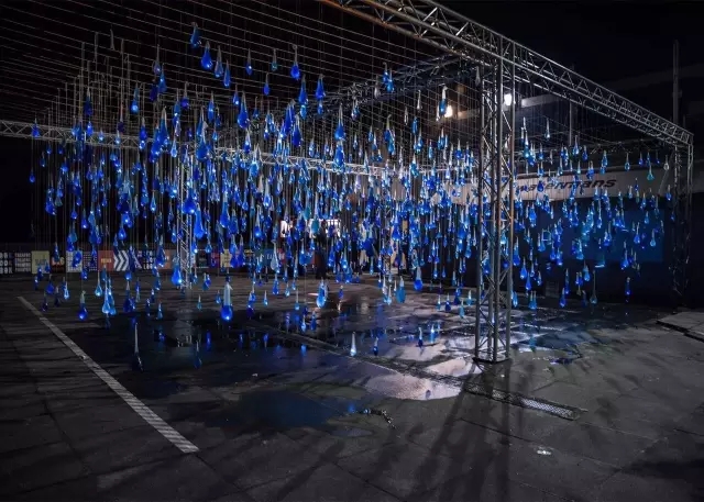 這些人把3000個套套從天上扔下來，不僅沒引來城管，還治愈了災后的臺灣……