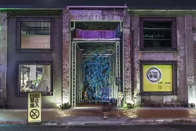 這些人把3000個套套從天上扔下來，不僅沒引來城管，還治愈了災后的臺灣……