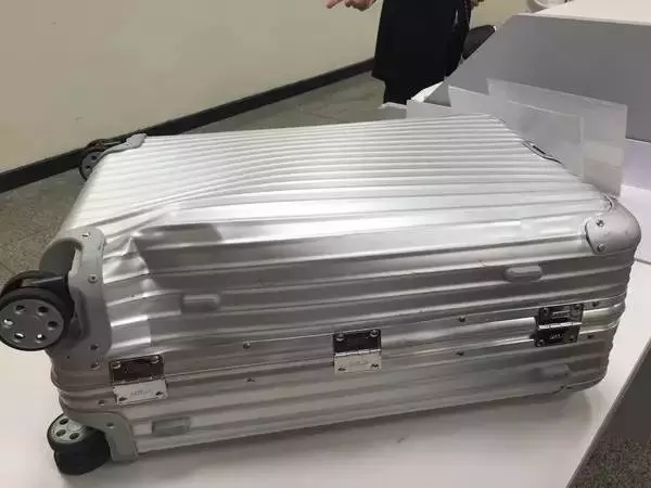 他們發明的行李箱，竟會爬樓梯