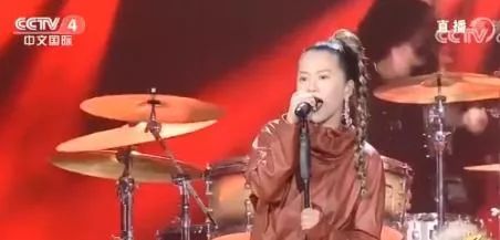 中秋晚會一曲改編版《敢問路在何方》將譚維維推上風口浪尖…..