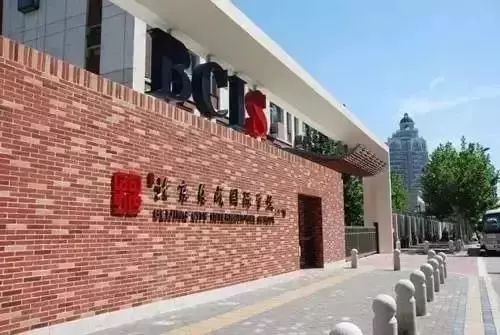 此德威非彼德威，小心進錯校門！