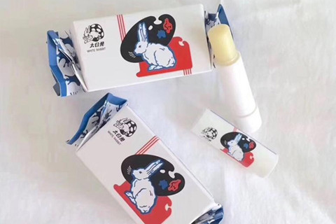 “大白兔”還是“人白免”？小心買到山寨版大白兔唇膏！