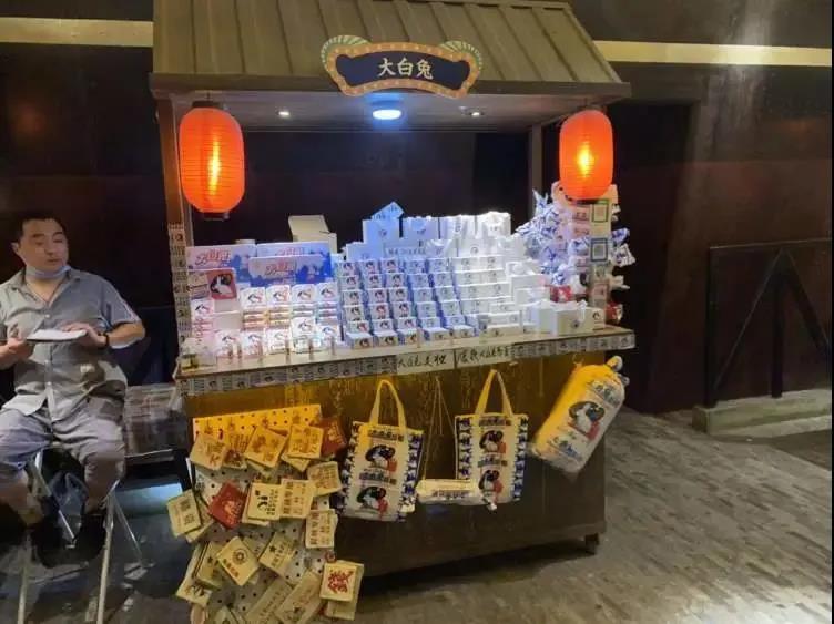 “大白兔”還是“人白免”？小心買到山寨版大白兔唇膏！