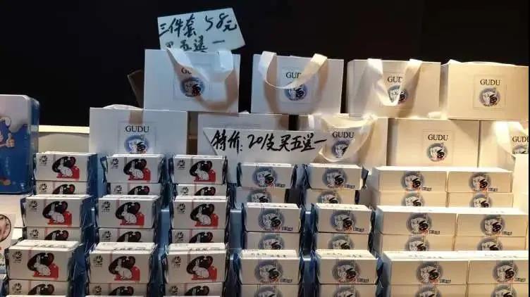 “大白兔”還是“人白免”？小心買到山寨版大白兔唇膏！